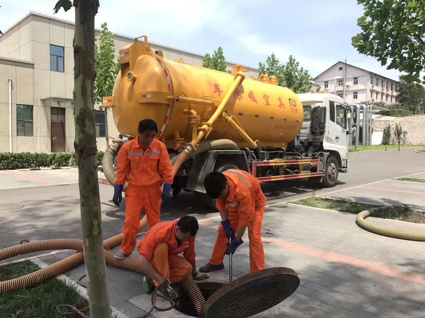 宝塔化粪池清理与5-8吨吸粪车施工效率分析